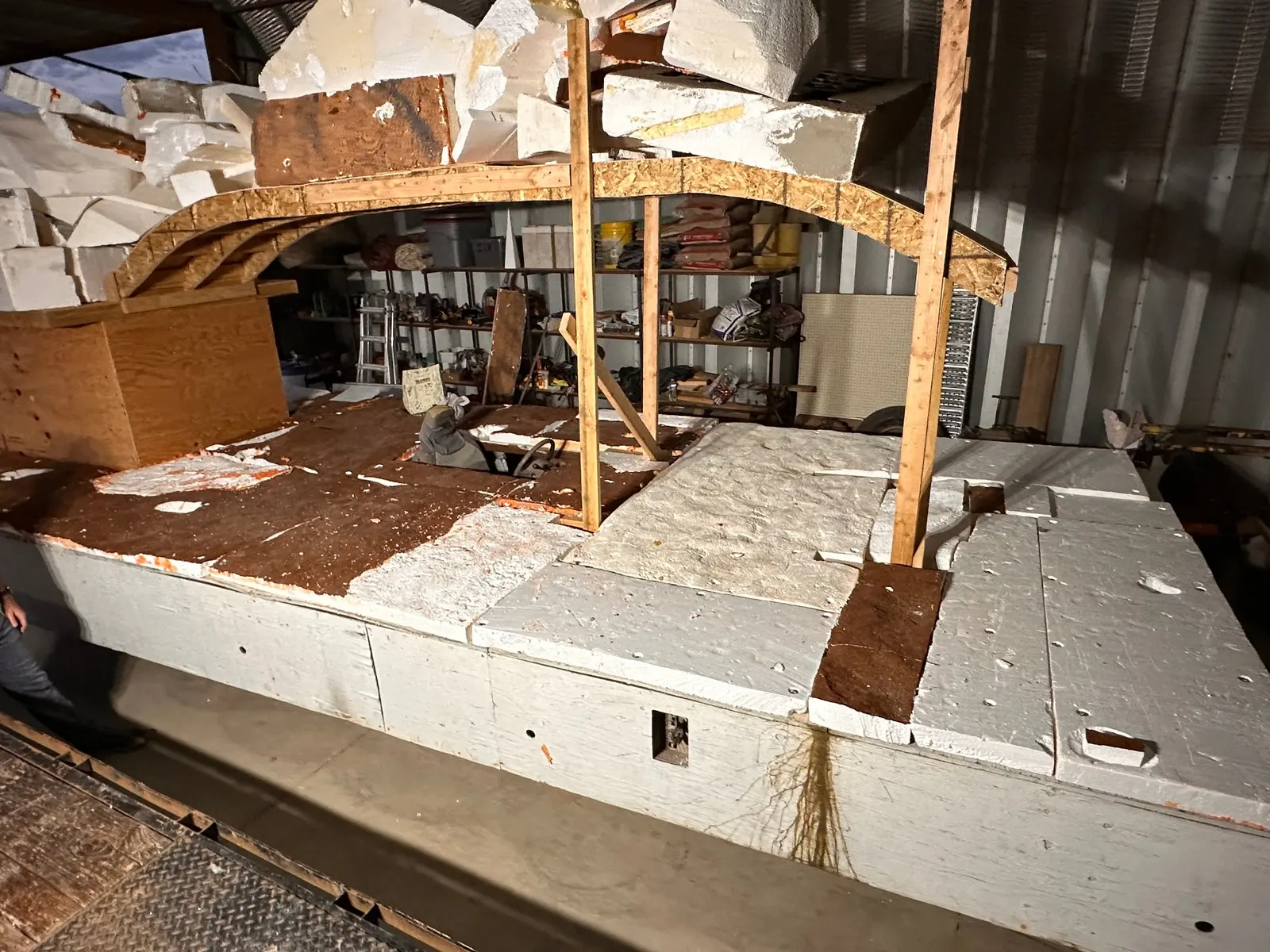 Parade float structure assembly with arched framework