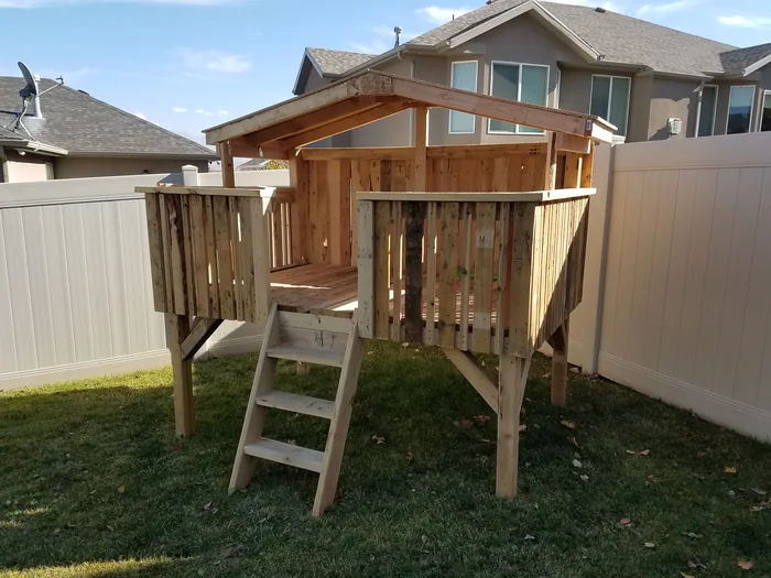 Fort with a ladder, enclosed platform and roof framing in place.